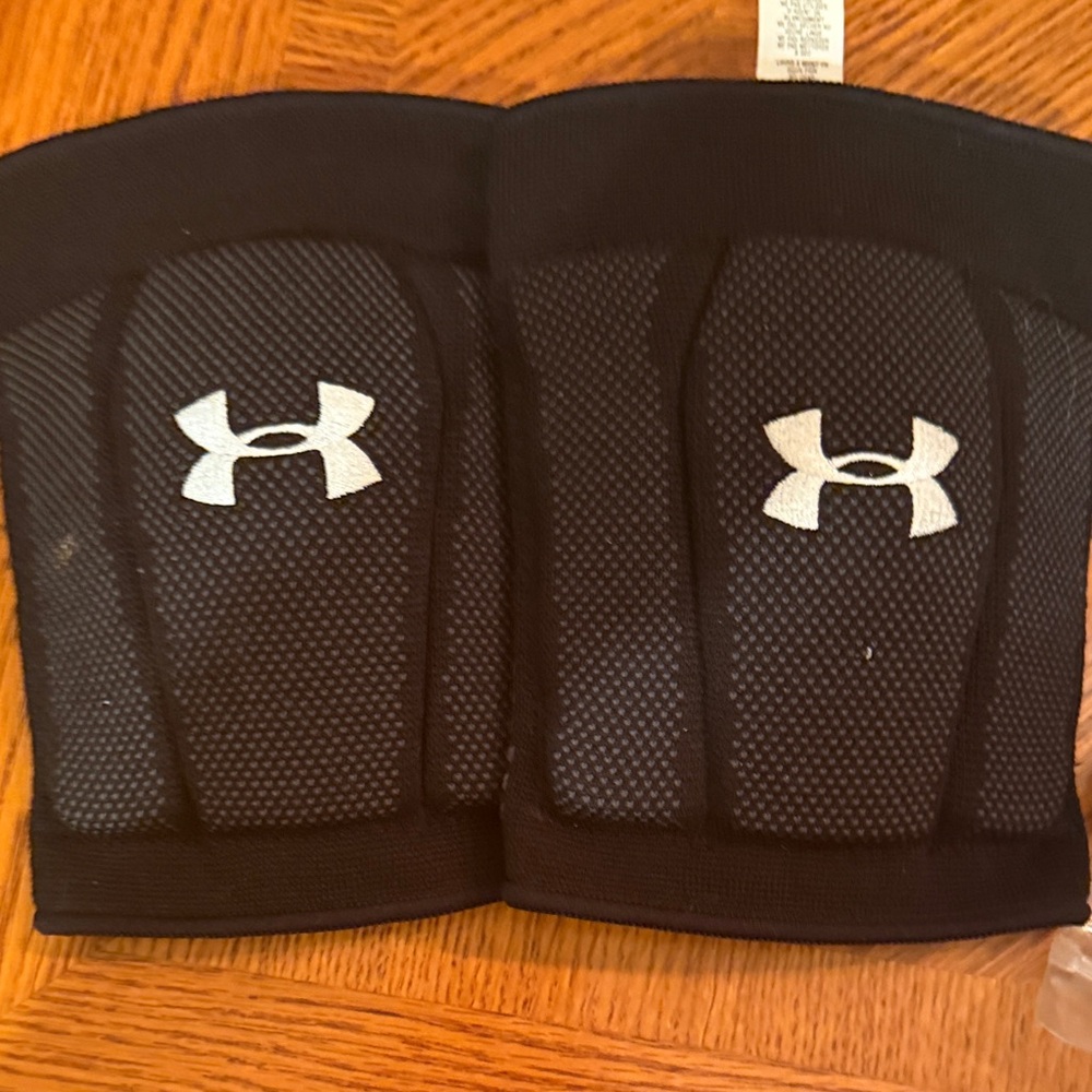Under Armour Black and White Sports Knee Pads